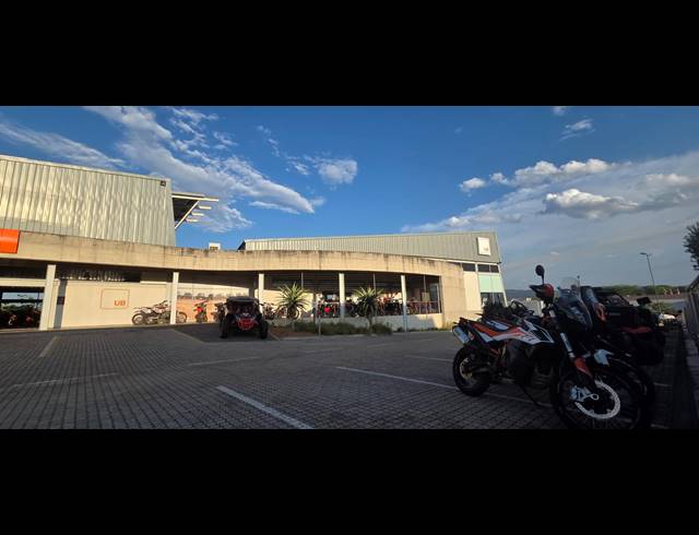 1,360M² SHOWROOM TO LET IN RIVERSIDE PARK